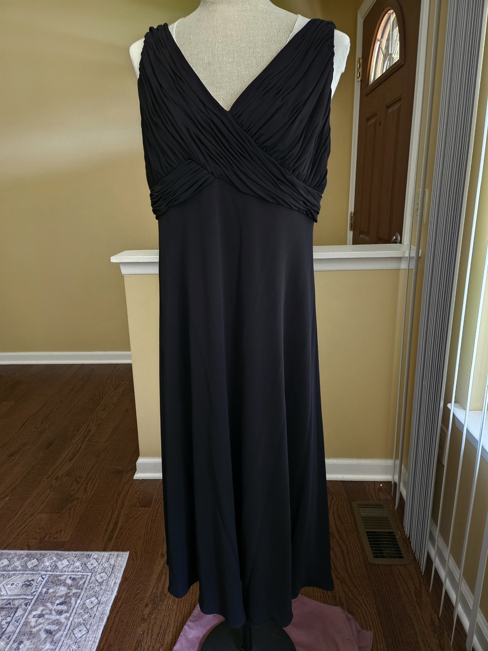 Anne Klein Black V-Neck Ruched Bodice Knee Length Dress Size 14